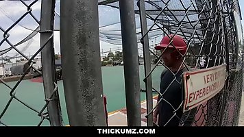 Блондинка с большой жопой села киской на лицо тренеру...